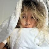 в красной шапке, на коне