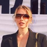 В доску женщина