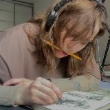 ленча дизайнит и рисует