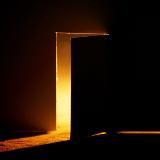 Приоткрытая дверь