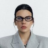 Выходит продюсер