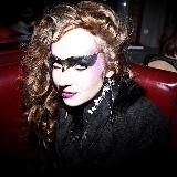 Дама в здании. Еда и культура