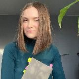 Настя ест и говорит