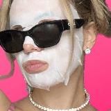 девочка с тюбиками