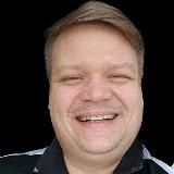 Энди Нюрров набирает сообщение...