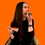 Настя любит есть и гулять