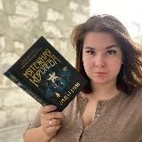 С чашкой чая и книгой в руках