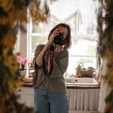 Настя снимает и пишет