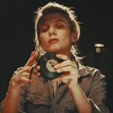 Женщина смотрит